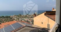 Proprietà panoramica con terrazza di 102 mq e vista mare – Campofelice di Roccella