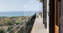 Proprietà panoramica con terrazza di 102 mq e vista mare – Campofelice di Roccella