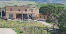 In vendita – Proprietà rurale di circa 900 m² con 22 ettari di terreno